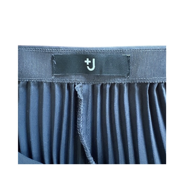 UNIQLO +J | Pleated Wrap Long Skirt — Dark Gray | Jil Sander Collaboration - Picture 5 of 11